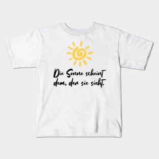 Die Sonne scheint dem der sie sieht motivierender Spruch Kids T-Shirt